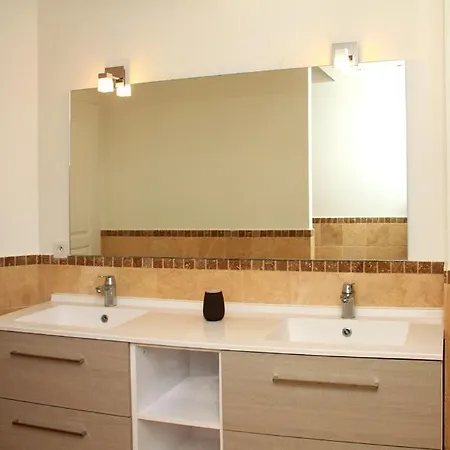 Miramar Sleeps 8 Pool Вилла Теуль-сюр-Мер